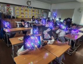 2025.05.01
화순초등학교 특강수업에 다녀왔습니다.
자연을 주제로 한 책놀이 수업이 진행되었어요.
책읽기, 게임, 만들기 수업까지 친구들과 즐거운 시간을 보냈답니다.
차오름문화원에서는 앞으로도 더욱 다양한 공연과 체험, 수업을 준비할 예정입니다.
항상 많은 관심과 사랑 부탁드립니다~
감사합니다!!

*체험, 수업 관련문의: 062.676.4122

#광주 #공예 #토탈공예 #그림책 #그림책수업 #보드놀이 #도서관 #독서캠프 #독서교실#사회적기업 #여성기업 #인형극 #문화예술 #가죽공예 #원데이클래스 #수업 #방림동 #진월동 #주월동 #문화원 #공예수업 #공예수업문의#공예놀이지도사자격증#평생학습#도서관수업#책놀이