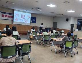 2024.07.30 (화) 광주 남구청에서  공예놀이지도사 2급 과정 수업에 다녀왔습니다.

공예놀이 지도사 과정에 대한 전반적인 설명과 함께 다이아몬드페인팅 액자 만들기 과정을 진행 했습니다.
차오름문화원에서는 앞으로도 더욱 다양한 공연과 체험, 수업을 준비할 예정입니다.
항상 많은 관심과 사랑 부탁드립니다~ 감사합니다!!

※ 체험, 수업관련 문의 : 062-676-4122

#광주 #공예 #토탈공예 #그림책 #그림책수업 #보드놀이 #도서관 #독서캠프 #사회적기업 #여성기업 #인형극 #문화예술 #가죽공예 #원데이클래스 #수업 #방림동 #진월동 #주월동 #문화원 #공예수업 #공예수업문의