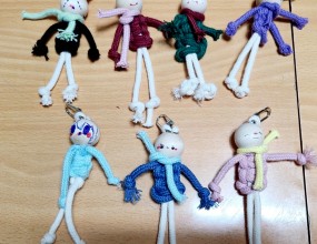 2025.02.27  걱정인형 만들기-마크라메 공예
보람지역아동센터 친구들과 걱정인형 만들기 수업을 하였어요.
걱정인형의 유래를 설명하고 친구들과  마크라메를 기법을 이용한 나만의 걱정인형을 만들어 보았어요.
 차오름문화원에서는 앞으로도 더욱 다양한 공연과 체험, 수업을 준비할 예정입니다.
항상 많은 관심과 사랑 부탁드립니다~
감사합니다!!

*체험, 수업 관련문의: 062.676.4122

#광주 #공예 #토탈공예 #그림책 #그림책수업 #보드놀이 #도서관 #독서캠프 #독서교실#사회적기업 #여성기업 #인형극 #문화예술 #가죽공예 #원데이클래스 #수업 #방림동 #진월동 #주월동 #문화원 #공예수업 #공예수업문의#공예놀이지도사자격증#평생학습#도서관수업#책놀이